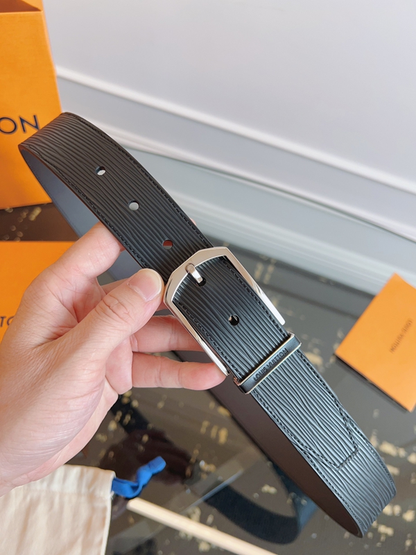 ルイヴィトンベルト正面デザイン